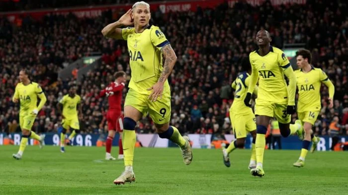 প্রিমিয়ার লিগের ম্যাচে নি‌জের মা‌ঠেই হোঁচট খে‌লো লিভারপুল